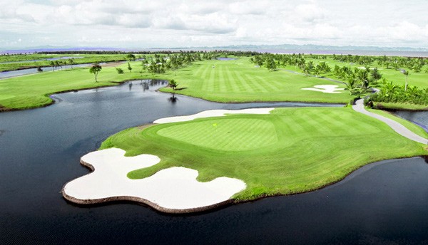 Được xây dựng tại quận du lịch ven biển biển Đồ Sơn, cách trung tâm thành phố Hải Phòng 15 phút, Sân golf Đồ Sơn (Đồ Sơn Seaside Golf Resort) toạ lạc tại Phường Ngọc Xuyên, Quận Đồ Sơn, Hải Phòng) được thiết kế bởi Công ty Pacific Coast Design, một trong những công ty chuyên về thiết kế sân golf hàng đầu thế giới của Úc và mang phong cách thể thao kết hợp du lịch giải trí với sân golf 18 hố, par 72 dài 6317m.